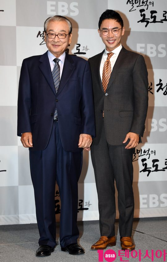 이순재와 설민석이 23일 오전 서울 도화동 베스트웨스턴프리미어 서울가든호텔에서 열린 EBS 2019 가을 역사 다큐멘터리의 기자간담회에 참석하고 있다.