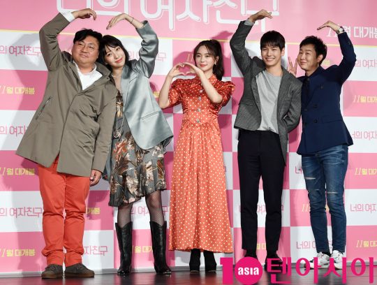 이장희 감독(왼쪽부터), 배우 이진이, 이엘리야, 지일주, 김기두가 24일 오전 서울 자양동 롯데시네마 건대입구에서 열린 영화 ‘너의 여자친구’ 제작보고회에 참석했다./조준원 기자 wizard333@