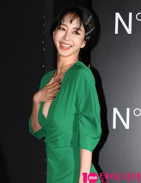 배우 한예슬이 24일 오후 서울 청담동 N°21 청담 플래그십 스토어에서 열린 넘버21의 포토콜 행사에 참석하고 있다.