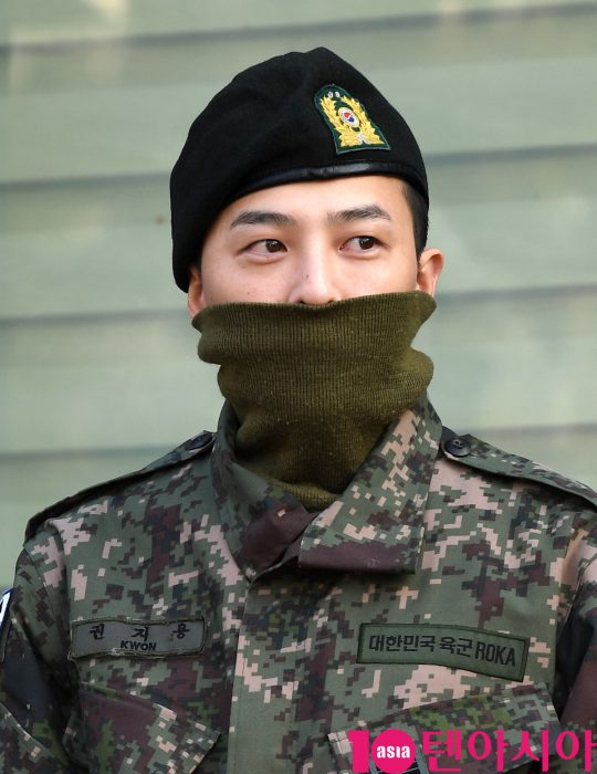 육군 만기 전역한 그룹 빅뱅 지드래곤이 26일 오전 경기도 용인시 한 사령부에서 전역하고 있다.