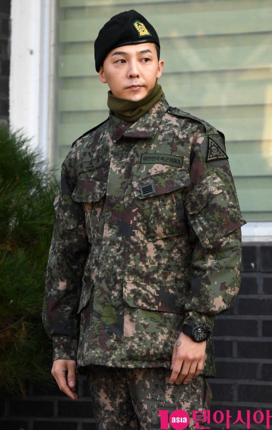 육군 만기 전역한 그룹 빅뱅 지드래곤이 26일 오전 경기도 용인시 한 사령부에서 전역하고 있다.