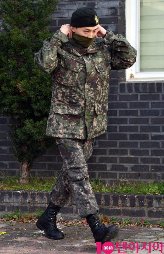 육군 만기 전역한 그룹 빅뱅 지드래곤이 26일 오전 경기도 용인시 한 사령부에서 전역하고 있다.