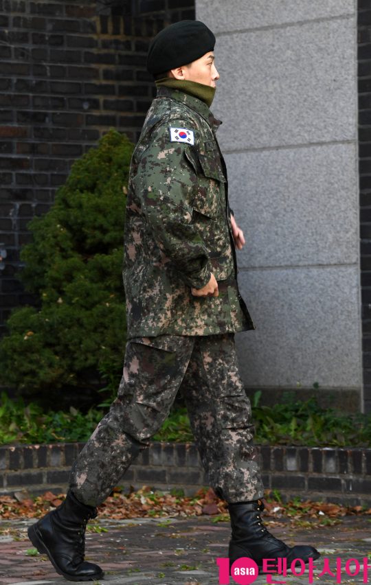 육군 만기 전역한 그룹 빅뱅 지드래곤이 26일 오전 경기도 용인시 한 사령부에서 전역하고 있다.
