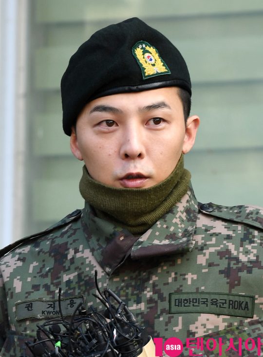육군 만기 전역한 그룹 빅뱅 지드래곤이 26일 오전 경기도 용인시 한 사령부에서 전역하고 있다.