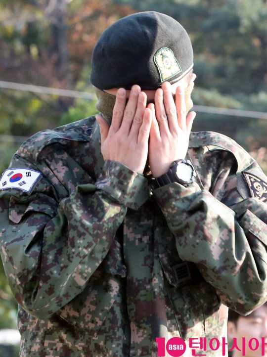 육군 만기 전역한 그룹 빅뱅 지드래곤이 26일 오전 경기도 용인시 한 사령부에서 전역하고 있다.