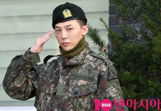 육군 만기 전역한 그룹 빅뱅 지드래곤이 26일 오전 경기도 용인시 한 사령부에서 전역하고 있다.