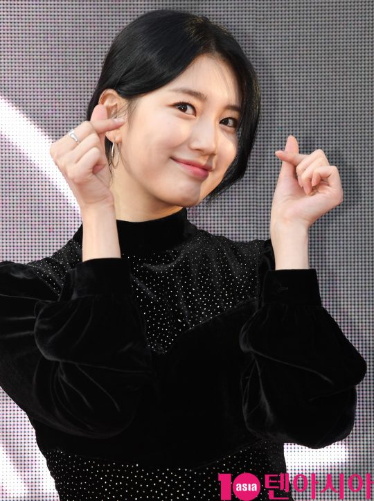 배우 수지가 26일 오후 서울 삼성동 코엑스 K-POP 광장에서 랑콤의 포토콜 행사에 참석하고 있다.