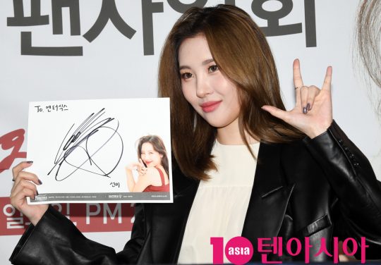 가수 선미가 27일 오후 서울 행당동 엔터식스 왕십리역점에서 열린 공식모델 ‘선미 팬사인회’에 참석하고 있다.
