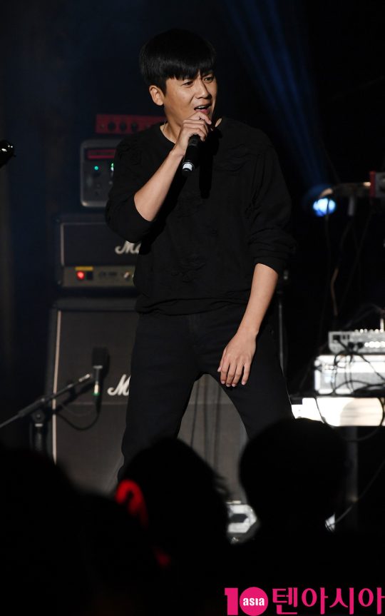 가수 홍경민이 27일 오후 서울 한강의 노들섬 라이브 하우스에서 열린 故 신해철 5주기 추모콘서트 ‘시월’ 참석해 멋진공연을 선보이고 있다.
