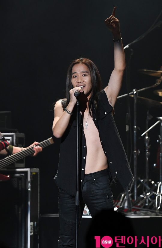 부활 박완규가 27일 오후 서울 한강의 노들섬 라이브 하우스에서 열린 故 신해철 5주기 추모콘서트 ‘시월’ 참석해 멋진공연을 선보이고 있다.