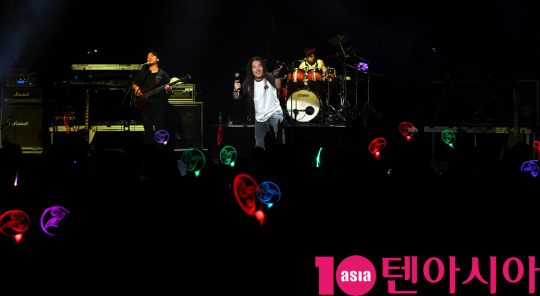 크래쉬 안흥찬이 27일 오후 서울 한강의 노들섬 라이브 하우스에서 열린 故 신해철 5주기 추모콘서트 ‘시월’ 참석해 멋진공연을 선보이고 있다.
