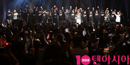 홍경민, 부활의 박완규, 에메랄드캐슬의 지우, 크래쉬의 안흥찬, 플라워의 고유진 외 뮤지션들이 27일 오후 서울 한강의 노들섬 라이브 하우스에서 열린 故 신해철 5주기 추모콘서트 ‘시월’ 참석하고 있다.