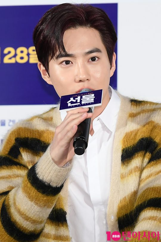 배우 김준면이 28일 오전 서울 자양동 롯데시네마 건대입구에서 열린 영화 ‘선물’ 특별상영회에 참석해 인사말을 하고 있다.
