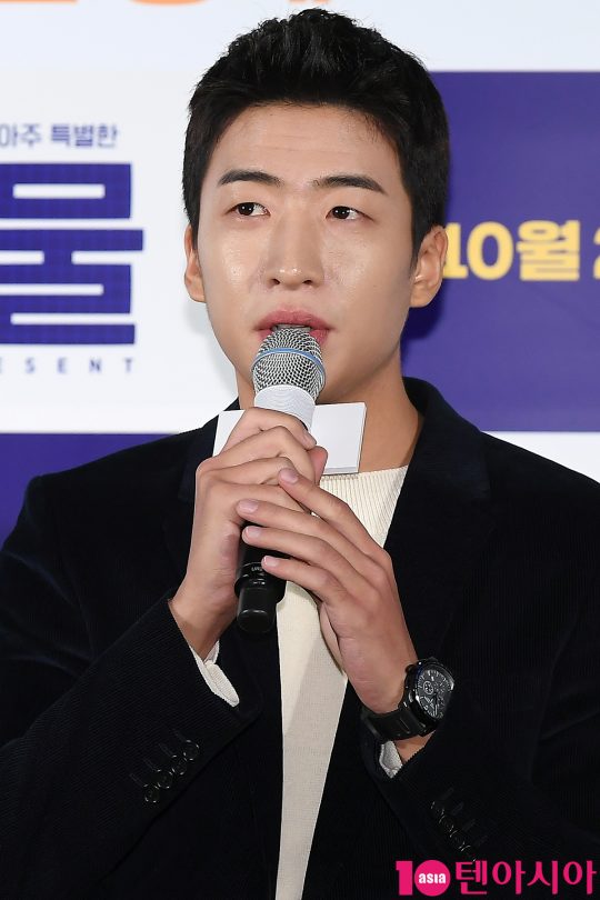 배우 유수빈이 28일 오전 서울 자양동 롯데시네마 건대입구에서 열린 영화 ‘선물’ 특별상영회에 참석해 인사말을 하고 있다.