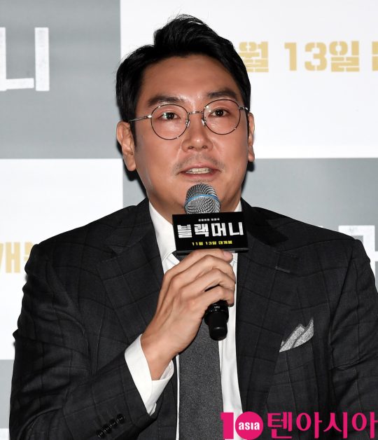 배우 조진웅이 28일 오후 서울 한강로3가 CGV 용산아이파크몰점에서 열린 영화 ‘블랙머니’ 언론시사회에 참석하고 있다.
