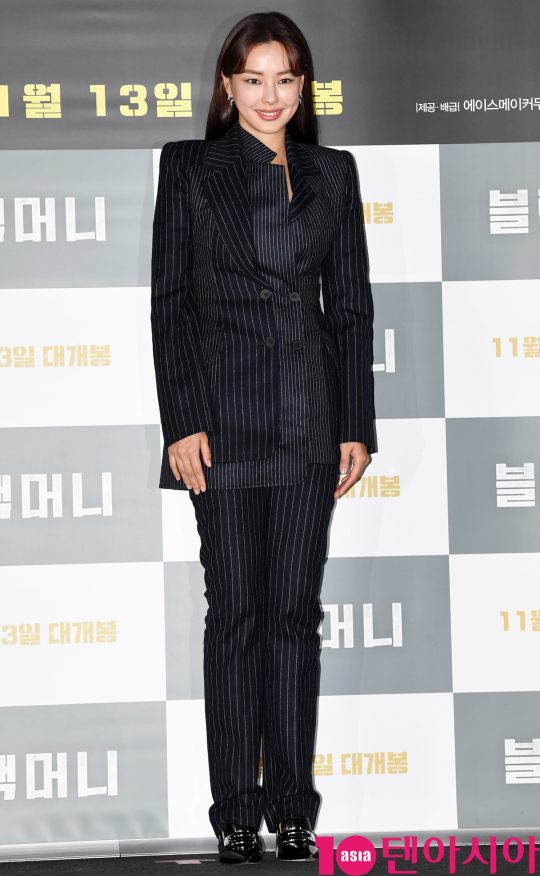 배우 이하늬가 28일 오후 서울 한강로3가 CGV 용산아이파크몰점에서 열린 영화 ‘블랙머니’ 언론시사회에 참석하고 있다.