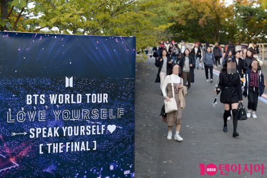 그룹 방탄소년단(BTS)의 공연을 관람하기 위해 기다리는 팬들.