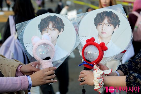 그룹 방탄소년단(BTS)의 공연을 기다리며 기념사진을 찍는 팬들.