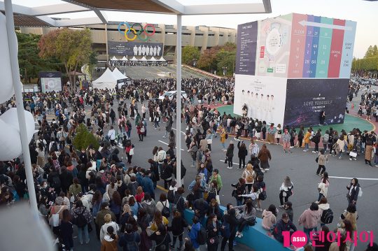 그룹 방탄소년단(BTS)의 공연을 관람하기 위해 기다리는 팬들.