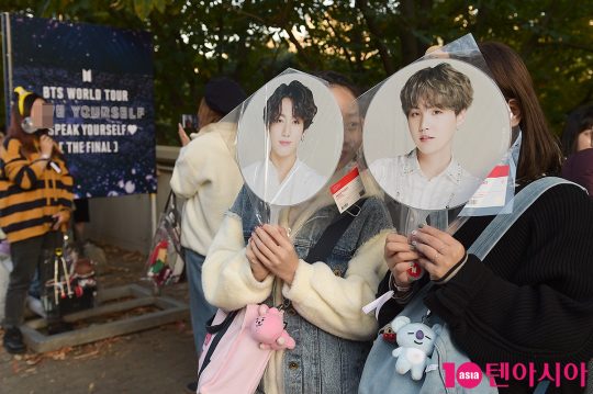 그룹 방탄소년단(BTS)의 공연을 기다리며 기념사진을 찍는 팬들.
