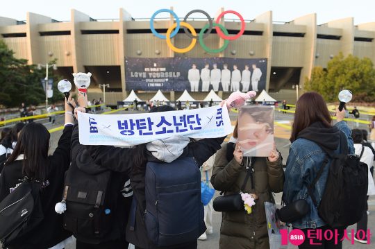 그룹 방탄소년단(BTS)의 공연을 기다리며 기념사진을 찍는 팬들.