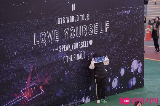 그룹 방탄소년단(BTS)의 공연을 기다리며 기념사진을 찍는 팬들.