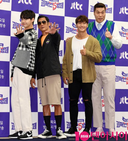 이진혁,박준형,김종국,서장훈(왼쪽부터)이 30일 오전 서울 마포구 상암동 스탠포드호텔 서울에서 열린 JTBC 예능프로그램 ‘괴팍한5형제’ 제작발표회에 참석하고 있다.