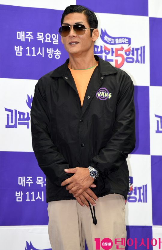 god 박준형이 30일 오전 서울 마포구 상암동 스탠포드호텔 서울에서 열린 JTBC 예능프로그램 ‘괴팍한5형제’ 제작발표회에 참석하고 있다.