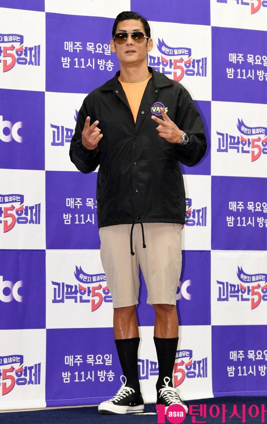 god 박준형이 30일 오전 서울 마포구 상암동 스탠포드호텔 서울에서 열린 JTBC 예능프로그램 ‘괴팍한5형제’ 제작발표회에 참석하고 있다.