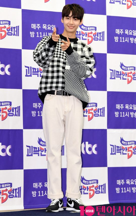 이진혁이 30일 오전 서울 마포구 상암동 스탠포드호텔 서울에서 열린 JTBC 예능프로그램 ‘괴팍한5형제’ 제작발표회에 참석하고 있다.