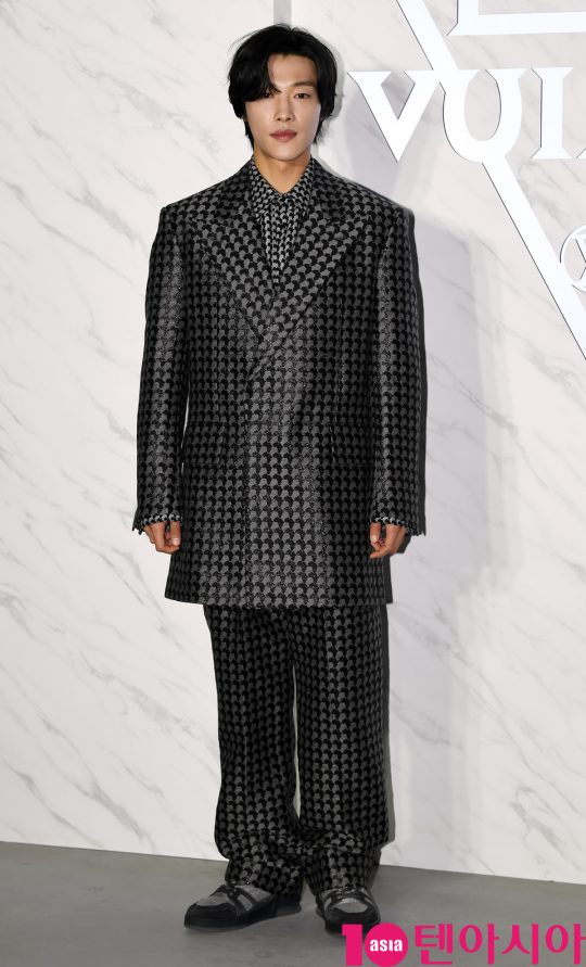 배우 우도환이 31일 오후 인천광역시 운서동 인천국제공항 격납고에서 열린 루이 비통(Louis Vuitton) 포토콜 행사에 참석하고 있다.