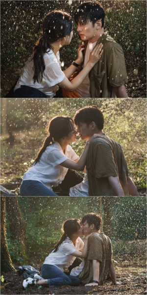 '날 녹여주오' 지창욱X원진아 첫 입맞춤 포착...동화 같은 '우중 키스'