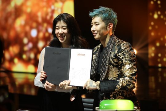 MBN ‘사인히어’의 최종 우승자로 선정된 가수 소금(왼쪽)과 소속사 AOMG의 대표 박재범/ 사진=MBN 제공