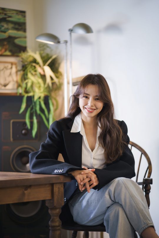 영화 ‘블랙머니’에서 국제 통상 전문 변호사이자 대한은행의 법률 대리인 김나리 역을 맡은 배우 이하늬. /사진제공=에이스메이커무비웍스