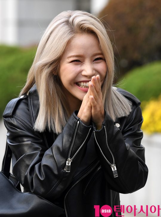 마마무 솔라가 2일 오전 서울 여의도동 KBS별관에서 열리는 ‘해피투게더4’ 녹화 출근길에 참석하고 있다.