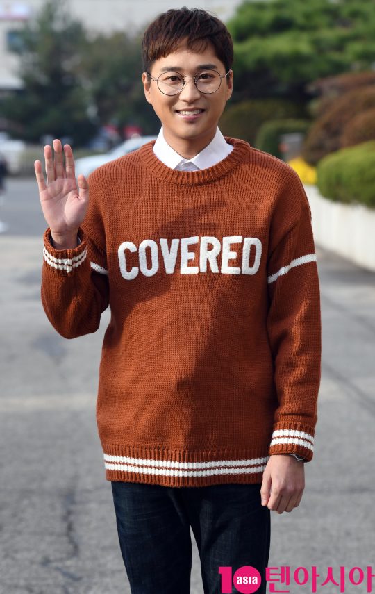 송진우가 2일 오전 서울 여의도동 KBS별관에서 열리는 ‘해피투게더4’ 녹화 출근길에 참석하고 있다.
