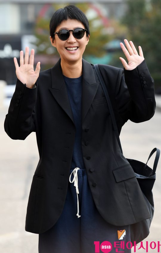 방송인 홍진경이 2일 오전 서울 여의도동 KBS별관에서 열리는 ‘해피투게더4’ 녹화 출근길에 참석하고 있다.