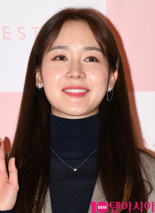 배우 성유리가 2일 오후 경기도 성남시 분당구 현대백화점 판교점에서 열린 제이에스티나(J.ESTINA) 포토콜 행사에 참석하고 있다.