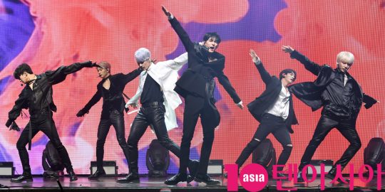 그룹 빅톤(강승식, 허찬, 임세준, 도한세, 최병찬, 정수빈)가 4일 오후 서울 광장동 예스24 라이브홀에서 열린 미니 5집 ‘nostalgia(노스텔지어)’ 발매 쇼케이스에 참석해 멋진공연을 선보이고 있다.