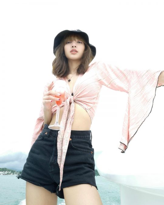 블랙핑크 리사, 비현실적 다리 길이+개미 허리...인형이 따로 없네