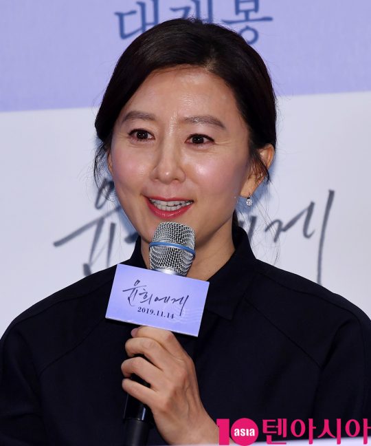 배우 김희애가 5일 오후 서울 자양동 롯데시네마 건대입구점에서 열린 영화 ‘윤희에게’ 언론시사회에 참석했다. /조준원 기자 wizard333@