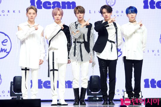 그룹 1TEAM(원팀)의 BC(왼쪽부터), 진우, 제현, 루빈, 정훈이 6일 오후 서울 광장동 예스24라이브홀에서 세 번째 미니앨범 ‘원(ONE)’ 발매 기념 쇼케이스를 개최했다. / 서예진 기자 yejin@
