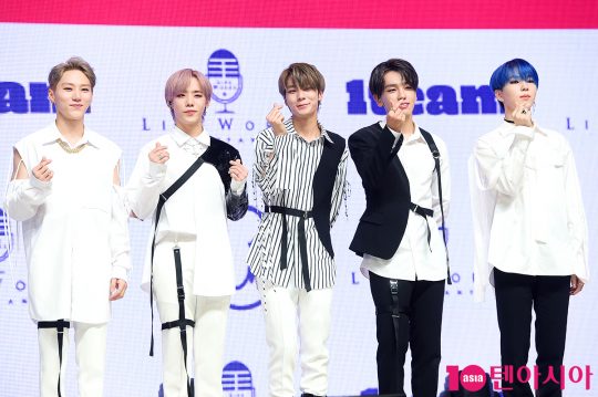 그룹 1TEAM(원팀)의 BC(왼쪽부터), 진우, 제현 루빈 정훈이 6일 오후 서울 광장동 예스24라이브홀에서 세 번째 미니앨범 ‘원(ONE)’ 발매 기념 쇼케이스를 개최했다. / 서예진 기자 yejin@