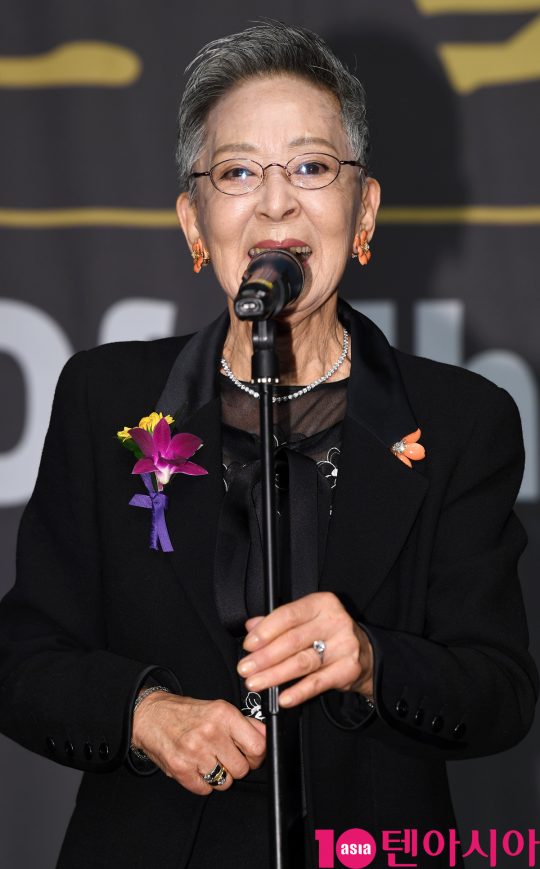 배우 김지미가 6일 오후 서울 중구 명보아트홀에서 열린 제9회 아름다운예술인상 시상식에 참석하고 있다.