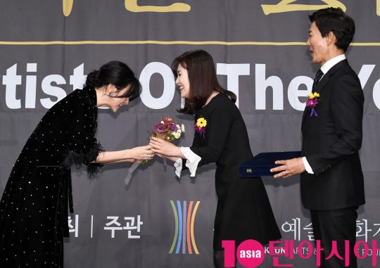 최수종-하희라 부부가 6일 오후 서울 중구 명보아트홀에서 열린 제9회 아름다운예술인상 시상식에 참석해 이영애에게 꽃다발을 받았다.