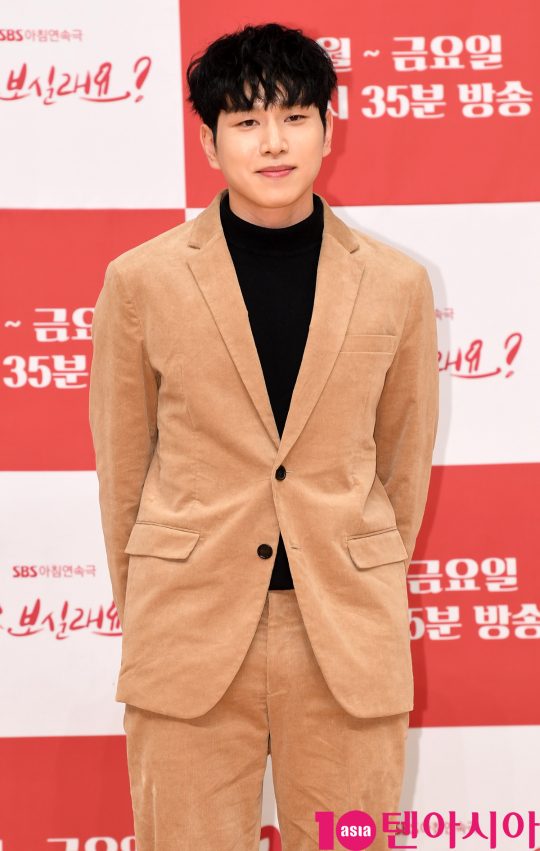 배우 송인국이 7일 오후 서울 양천구 목동 SBS 사옥에서 열린 SBS 새 아침드라마 ‘맛 좀 보실래요?’ 제작발표회에 참석하고 있다.