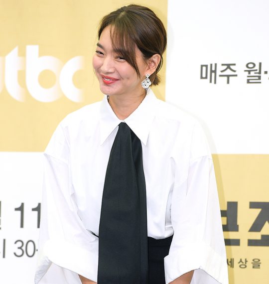 [TEN PHOTO]신민아 &#39;아름다운 무릎 인사&#39;
