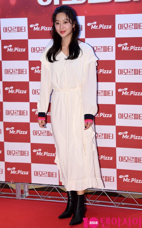 배우 조보아가 7일 오후 서울 방배동 미스터피자 방배본점에서 열린 ‘아모르파티 피자 출시 기념 ‘조보아 사인회’ 에 참석하고 있다.
