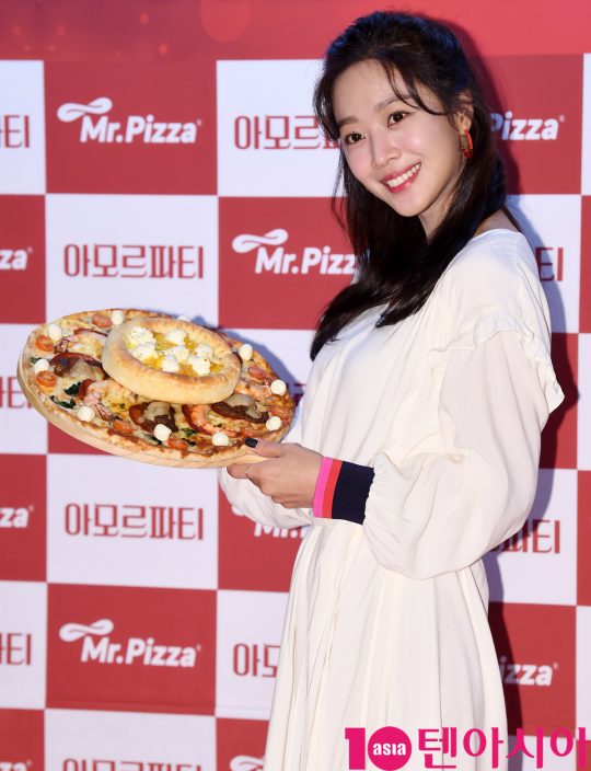 배우 조보아가 7일 오후 서울 방배동 미스터피자 방배본점에서 열린 ‘아모르파티 피자 출시 기념 ‘조보아 사인회’ 에 참석하고 있다.