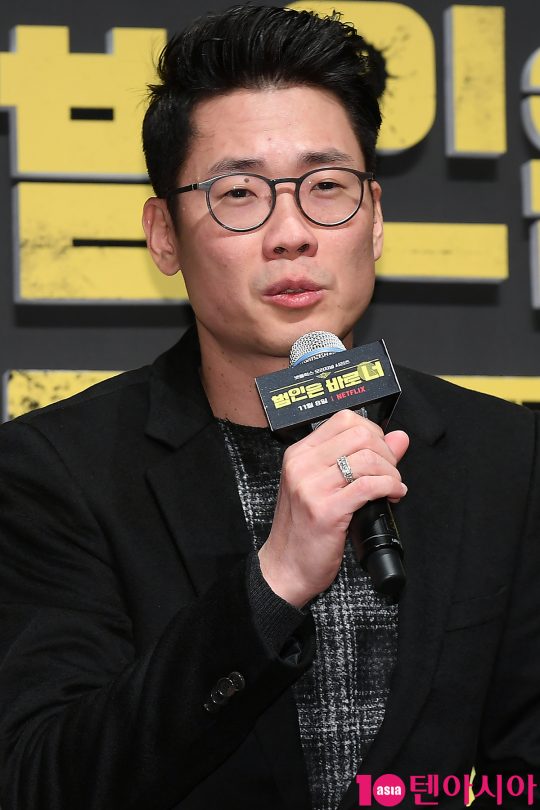 조효진 PD가 8일 오전 서울 신사동 CGV 압구정에서 열린 넷플릭스 ‘범인은 바로 너’ 시즌2 제작발표회에 참석해 인사말을 하고 있다.